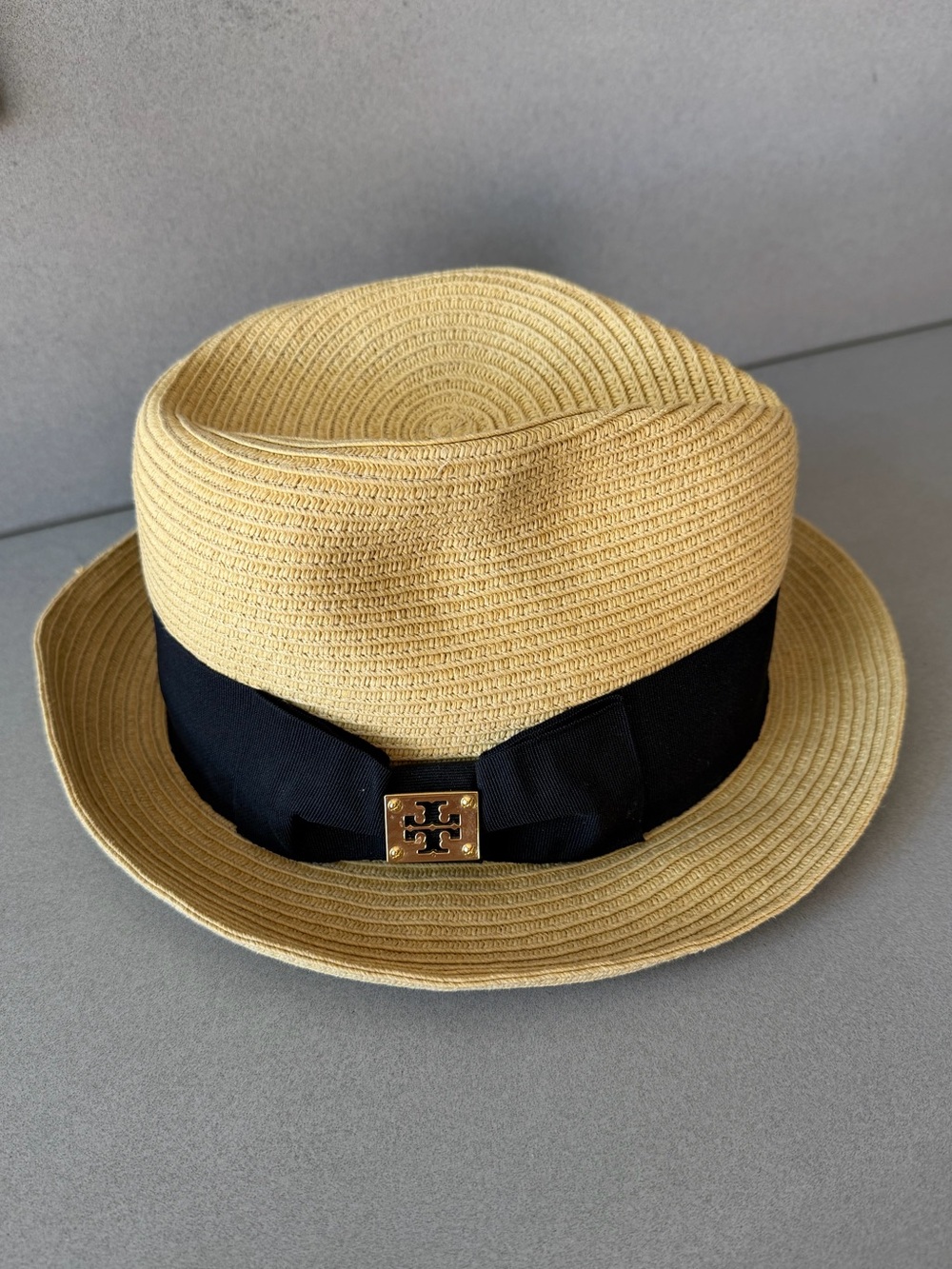 Tory Burch Straw Fedora Panama Trilby Hat Black Ribbon Gold Logo Resort Beach
